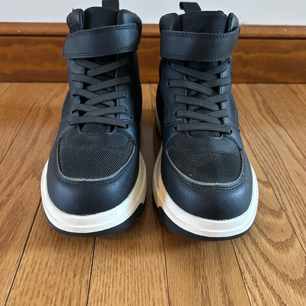 NEVER WORN Boys Waterproof Sneakers Size 2.5